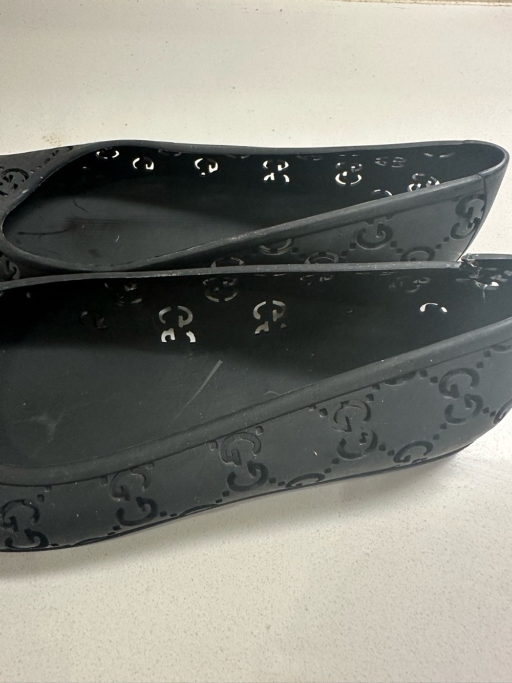 Gucci Black Rubber Flats Size 5 ( Left back Cracked, No Problem With Walk) - Picture 2 of 4